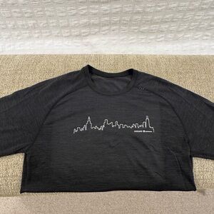 Lululemon Men’s Metal Vent LS shirt - Chicago edition, size L